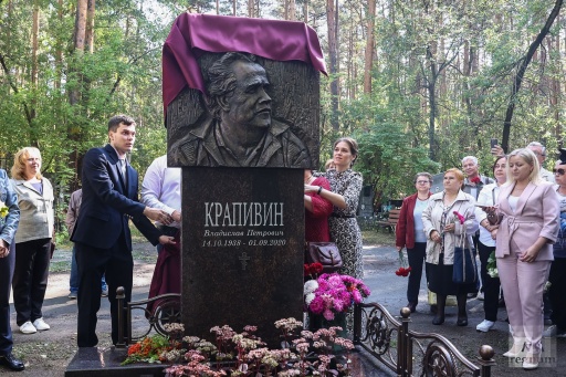 На могиле писателя Владислава Крапивина установят памятник